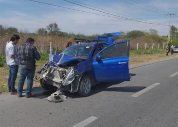 Chofer destroza su auto al chocarlo atrás de camioneta