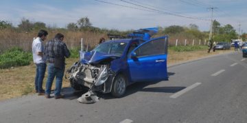 Chofer destroza su auto al chocarlo atrás de camioneta