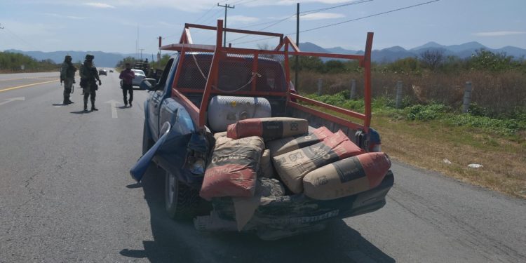 Chofer destroza su auto al chocarlo atrás de camioneta