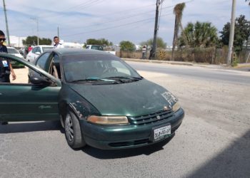 Empleado causa choque y se lesiona