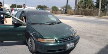 Empleado causa choque y se lesiona