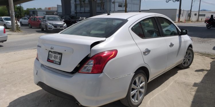 Empleado causa choque y se lesiona