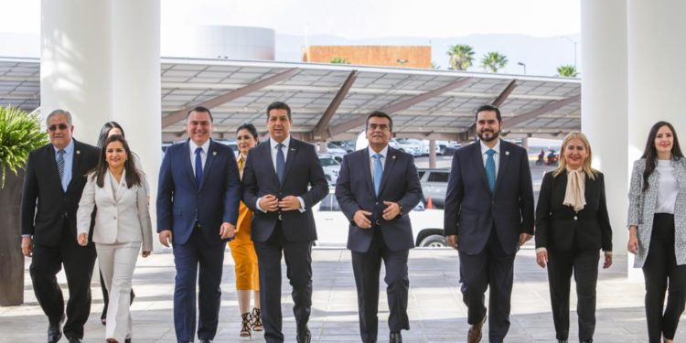Entrega Cabeza de Vaca por escrito 4to Informe al Congreso de Tamaulipas