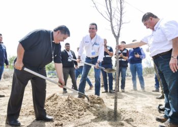 Fomentan alcalde y obispo la forestación en grupos sociales de Nuevo Laredo