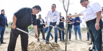 Fomentan alcalde y obispo la forestación en grupos sociales de Nuevo Laredo