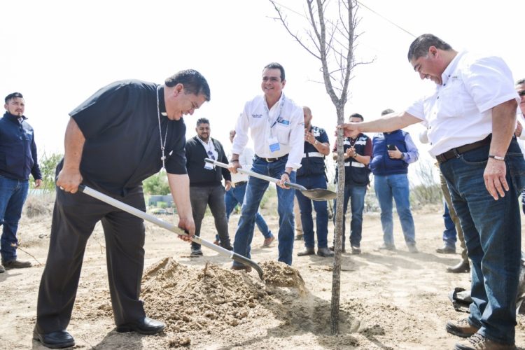 Fomentan alcalde y obispo la forestación en grupos sociales de Nuevo Laredo