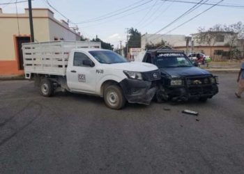 Empleado daña su camioneta al chocarla