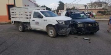 Empleado daña su camioneta al chocarla