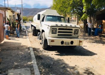 Llevan agua a colonias afectadas por escasez