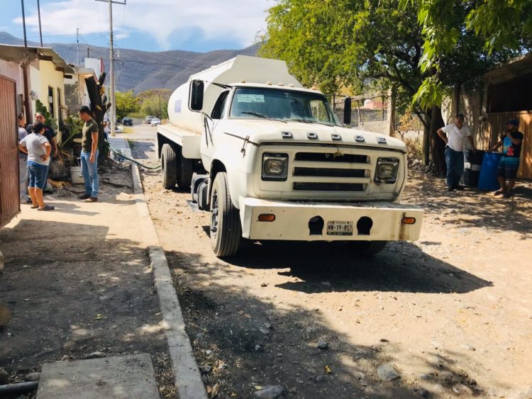 Llevan agua a colonias afectadas por escasez