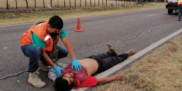 Grave hombre atropellado por auto