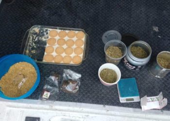 Caen dos con palomitas y galletas hechas con mariguana