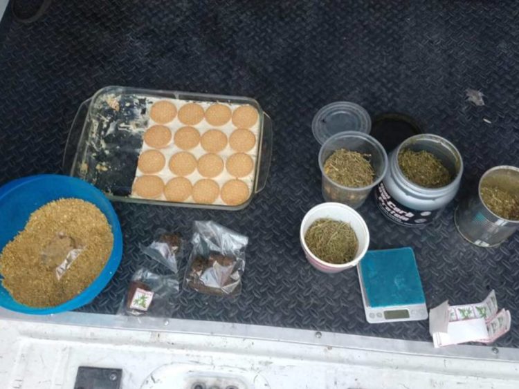 Caen dos con palomitas y galletas hechas con mariguana