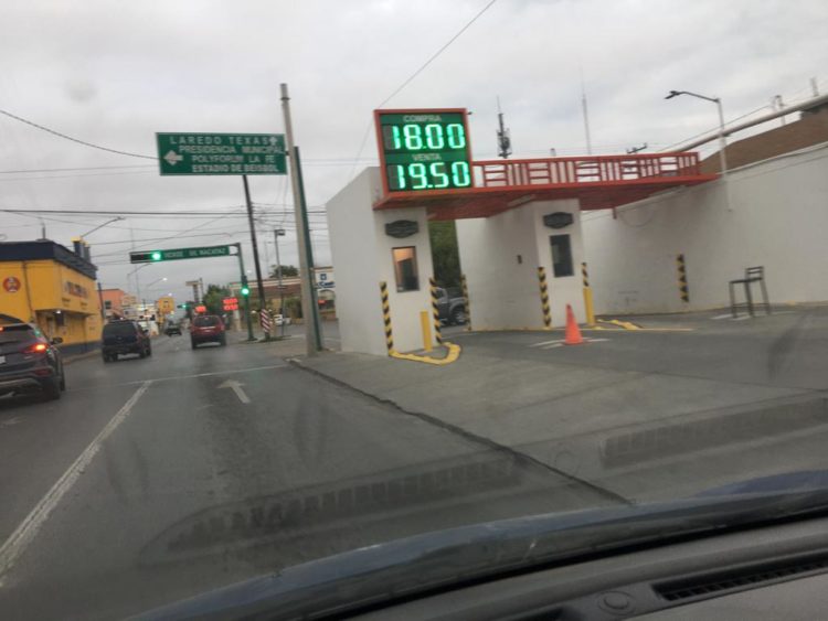 Peso sufre ¨descalabro” frente al dólar, en Nuevo Laredo