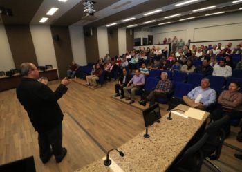 Participan servidores públicos en plática sobre prevención del COVID-19