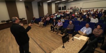 Participan servidores públicos en plática sobre prevención del COVID-19