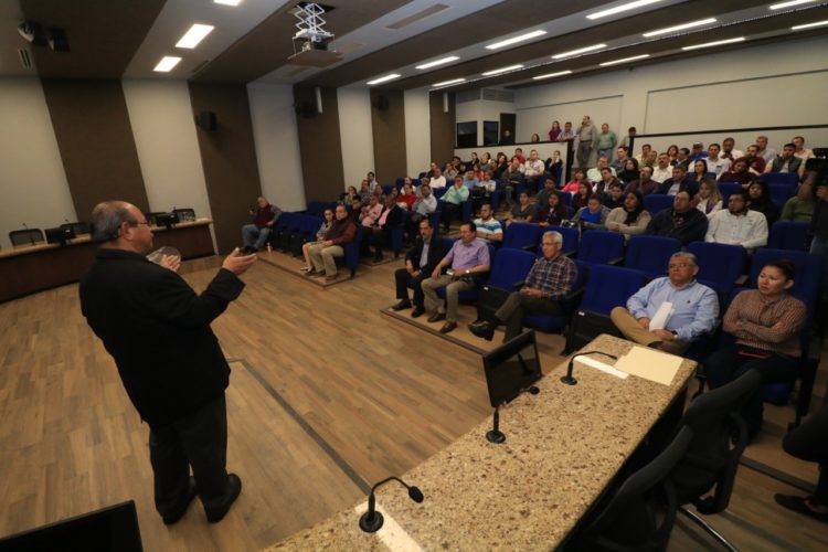 Participan servidores públicos en plática sobre prevención del COVID-19