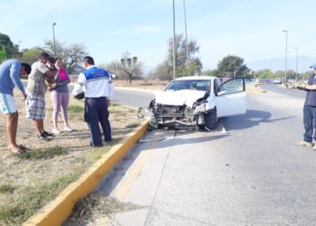Se lesionan choferes al chocar sus vehículos