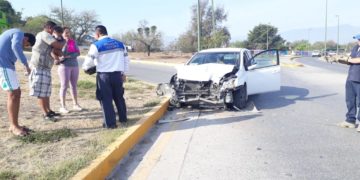 Se lesionan choferes al chocar sus vehículos