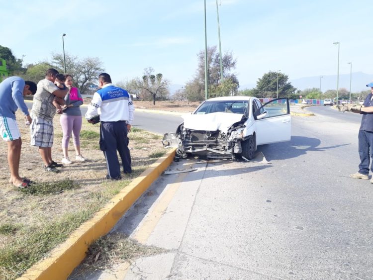 Se lesionan choferes al chocar sus vehículos