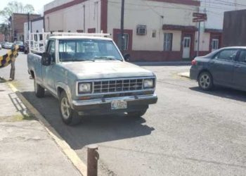 Omite alto empleado con su camioneta y acaba chocando