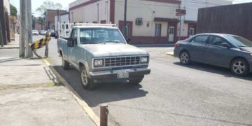 Omite alto empleado con su camioneta y acaba chocando