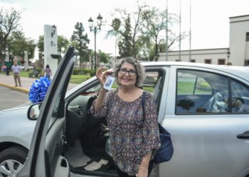 Entregan auto a ganadora del segundo sorteo predial en Nuevo Laredo
