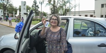 Entregan auto a ganadora del segundo sorteo predial en Nuevo Laredo