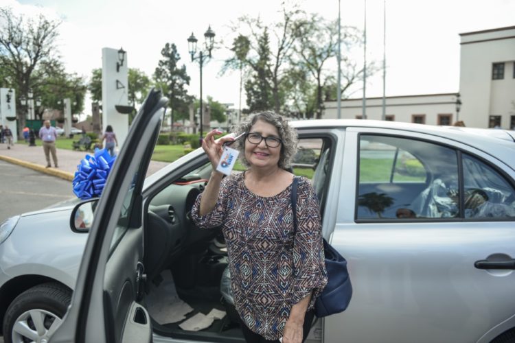 Entregan auto a ganadora del segundo sorteo predial en Nuevo Laredo