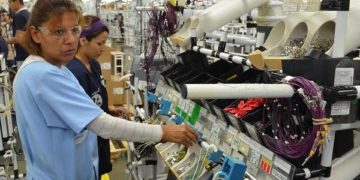 Pagan a obreros de maquiladoras solo 200 pesos semanales