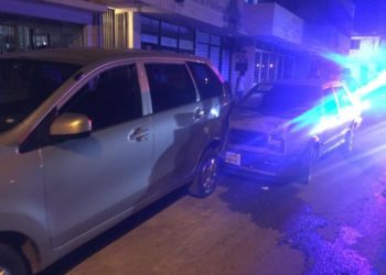 Ebrio estrella su auto con camioneta estacionada