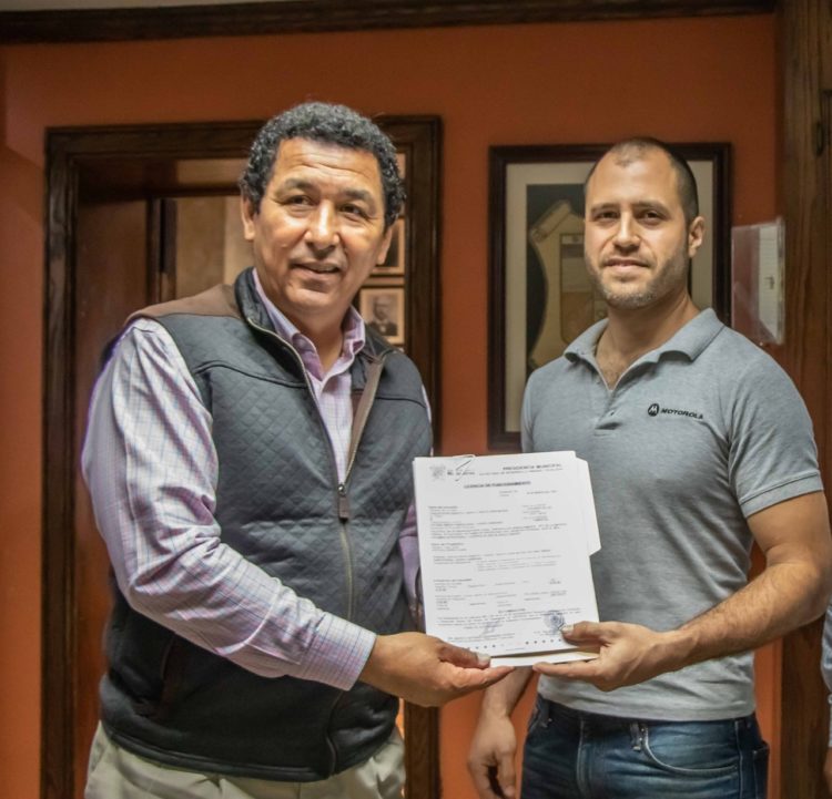 Entrega alcalde Mario López licencia para apertura de microempresa en Matamoros