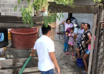 Llevan agua a colonias de Victoria