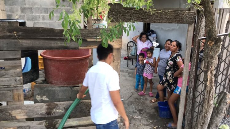 Llevan agua a colonias de Victoria