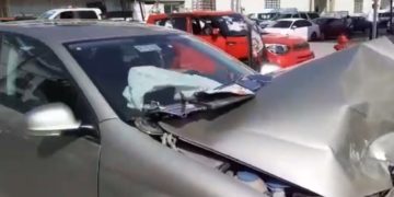 Choca vehículo contra patrulla de la Policía Estatal en el 16 Juárez.