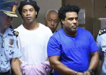 Ronaldinho sigue con problemas de prisión