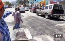 Tapan ciudadanos baches con material reciclado en Victoria.