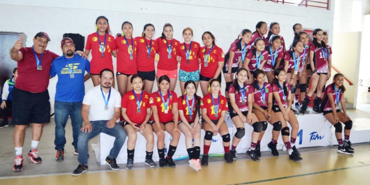 Comparten honores en voleibol