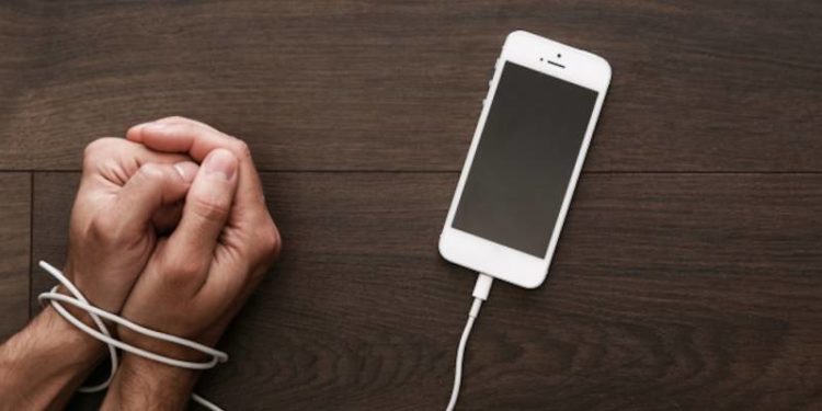 5 tipos de adictos al celular ¿Cuál eres tú?