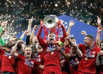 Postergan finales de Champions y Europa