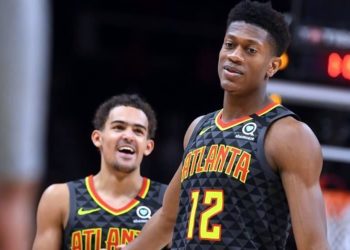 Gana Hawks maratónico duelo