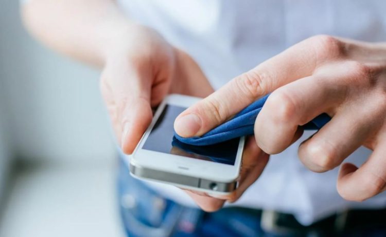 ¿Cómo limpiar y desinfectar tu teléfono? 📱