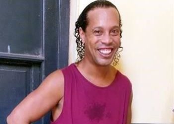 No pierde Ronaldinho la sonrisa