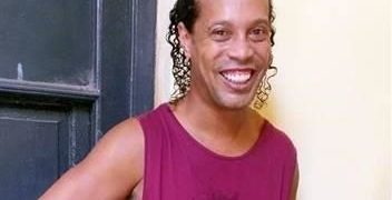 No pierde Ronaldinho la sonrisa