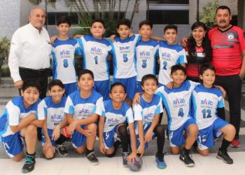 Dotan de uniformes a  deportistas victorenses