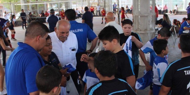Dotan de uniformes a deportistas victorenses