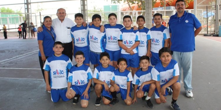 Dotan de uniformes a deportistas victorenses