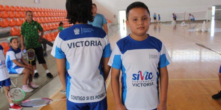 Dotan de uniformes a deportistas victorenses