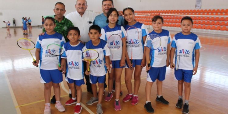 Dotan de uniformes a deportistas victorenses
