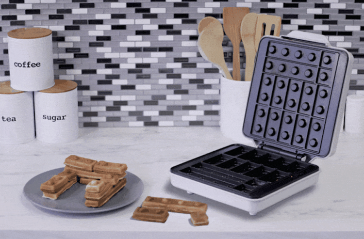 Crean wafflera con diseños de Lego